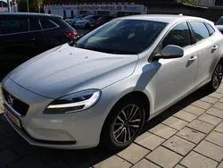 Weiß Gebraucht 2016 Volvo V40 Momentum Kombi | 13.950 € (Guter Preis)