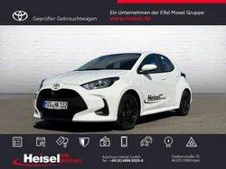 Weiß Gebraucht 2024 Toyota Yaris Hybrid Business Edition Limousine | 22.460 € (Fairer Preis)