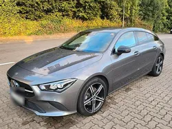 Grau Gebraucht 2019 Mercedes CLA200 Shooting Brake Kombi | 21.500 €