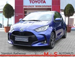 Nachtblau mica metallic Gebraucht 2021 Toyota Yaris Hybrid Basis Limousine | 20.990 € (Etwas zu teuer)