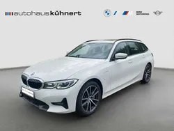 Alpinweiss iii Gebraucht 2021 BMW 330e iPerformance Kombi | 34.335 €