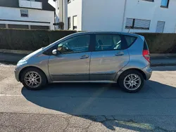 Silber Gebraucht 2006 Mercedes 200 Kleinwagen | 2.300 €
