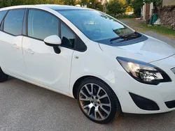Weiß Gebraucht 2012 Opel Meriva Color Edition Van / Kleinbus | 4.250 € (Fairer Preis)