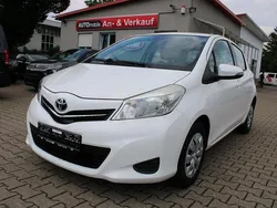 Weiß Gebraucht 2013 Toyota Yaris Life Limousine | 6.990 € (Teuer)