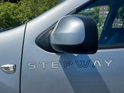 Grau Gebraucht 2015 Dacia Sandero Stepway Ambiance Limousine | 6.990 € (Teuer)