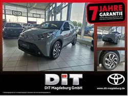 Urban khaki / night sky black Neu 2025 Toyota Aygo Kleinwagen | 16.690 €