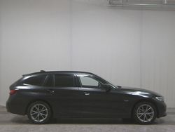 Schwarz Gebraucht 2021 BMW 330e Sport Line Kombi | 19.980 € (Superpreis)
