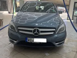 Blau Gebraucht 2013 Mercedes B200 Van / Kleinbus | 10.499 € (Fairer Preis)