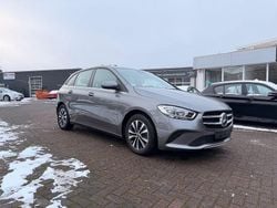 Grau Gebraucht 2020 Mercedes 180 Limousine | 18.990 € (Guter Preis)