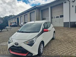 Weiß Gebraucht 2019 Toyota Aygo Team Kleinwagen | 9.850 € (Fairer Preis)