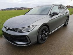 Diabasgrau metallic Neu 2024 VW Passat R-line Kombi | 46.775 € (Guter Preis)