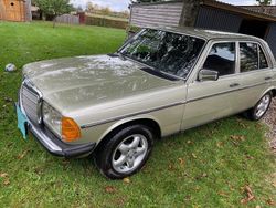 Silber Gebraucht 1982 Mercedes 200 Limousine | 7.900 €