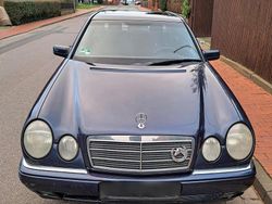 Blau Gebraucht 1997 Mercedes E230 Limousine | 1.250 €