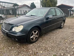 Blau Gebraucht 2002 Mercedes C200 Limousine | 1.990 €
