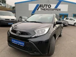 Schwarz Gebraucht 2024 Toyota Aygo X-play Kleinwagen | 16.190 € (Fairer Preis)