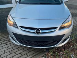 Silber Gebraucht 2013 Opel Astra Edition Limousine | 7.800 € (Fairer Preis)