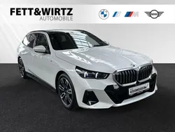 Mineralweiss metallic Gebraucht 2024 BMW 520 M Sport Kombi | 52.990 € (Superpreis)