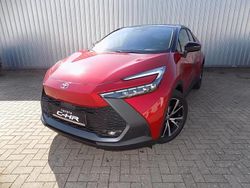 Karminarot metallic / dach schwarz Gebraucht 2024 Toyota C-HR Team SUV | 36.590 € (Teuer)