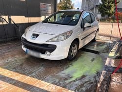 Weiß Gebraucht 2009 Peugeot 207 Urban Move Kleinwagen | 900 € (Etwas zu teuer)