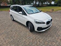 Weiß Gebraucht 2021 BMW 220 Gran Tourer Sport Line Van / Kleinbus | 21.999 € (Fairer Preis)