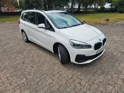 Weiß Gebraucht 2021 BMW 220 Gran Tourer Sport Line Van / Kleinbus | 21.999 € (Fairer Preis)