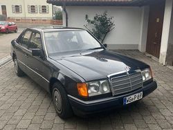 Schwarz Gebraucht 1991 Mercedes E200 Limousine | 2.800 €