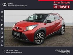 Chili red perleffekt/ night sky black Gebraucht 2024 Toyota Aygo X Basis SUV | 15.989 € (Fairer Preis)