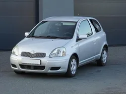 Silber Gebraucht 2004 Toyota Yaris Kleinwagen | 2.990 € (Etwas zu teuer)