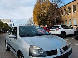 Silber Gebraucht 2005 Renault Clio II Limousine | 2.780 € (Fairer Preis)