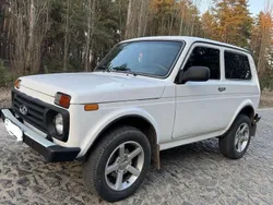 Weiß Gebraucht 2010 Lada niva SUV | 5.300 € (Teuer)