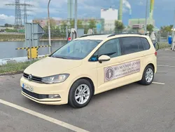 Beige Gebraucht 2017 VW Touran Comfortline Van / Kleinbus | 7.900 €
