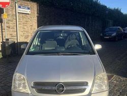Silber Gebraucht 2004 Opel Meriva Van / Kleinbus | 2.500 € (Teuer)
