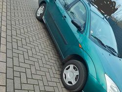 Grün Gebraucht 2000 Ford Focus Kombi | 999 €
