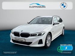 Weiß Gebraucht 2022 BMW 330e Shadowline Kombi | 31.325 € (Superpreis)