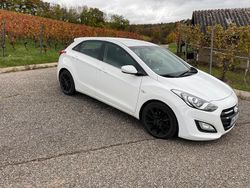 Weiß Gebraucht 2015 Hyundai i30 Limousine | 11.000 €