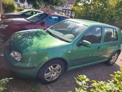 Grün Gebraucht 2002 VW Golf Limousine | 2.000 €