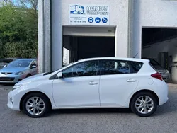 Weiß Gebraucht 2013 Toyota Auris Edition Limousine | 8.000 € (Fairer Preis)