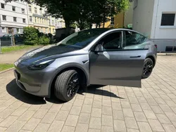 Silber Gebraucht 2023 Tesla Model Y Long Range SUV | 34.000 €