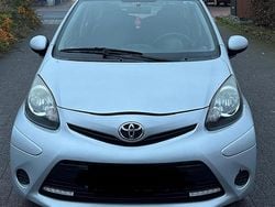 Silber Gebraucht 2013 Toyota Aygo Kleinwagen | 2.500 € (Guter Preis)