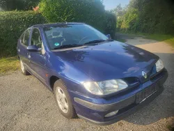 Blau Gebraucht 1998 Renault Mégane Limousine | 990 € (Fairer Preis)