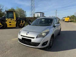 Grau Gebraucht 2011 Renault Scénic III Dynamique Van / Kleinbus | 1.699 € (Guter Preis)