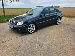 Schwarz Gebraucht 2004 Mercedes C220 Avantgarde Limousine | 3.999 €