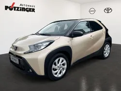 Ginger beige met. Gebraucht 2022 Toyota Aygo Pulse Kleinwagen | 14.890 € (Fairer Preis)