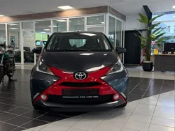 Grau Gebraucht 2014 Toyota Aygo X-play Kleinwagen | 6.300 € (Guter Preis)