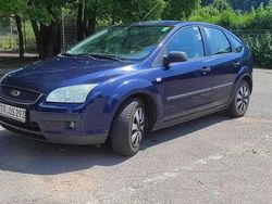 Blau Gebraucht 2005 Ford Focus Ghia Limousine | 2.500 € (Etwas zu teuer)