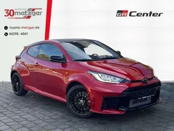 Karminarot metallic Neu 2024 Toyota Yaris Kleinwagen | 48.820 € (Guter Preis)