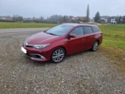 Rot Gebraucht 2018 Toyota Auris Hybrid Limousine | 16.490 € (Fairer Preis)
