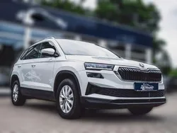 Weiß metallic Gebraucht 2023 Skoda Karoq SUV | 29.890 € (Fairer Preis)