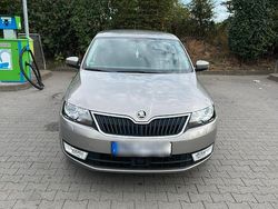 Gelb Gebraucht 2017 Skoda Rapid Kombi | 12.300 €