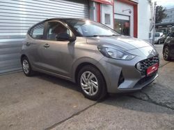 Silber Gebraucht 2022 Hyundai i10 Trend Kleinwagen | 14.990 € (Fairer Preis)